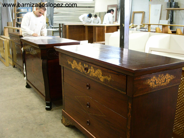Mueble canterano de madera restaurado y barnizado