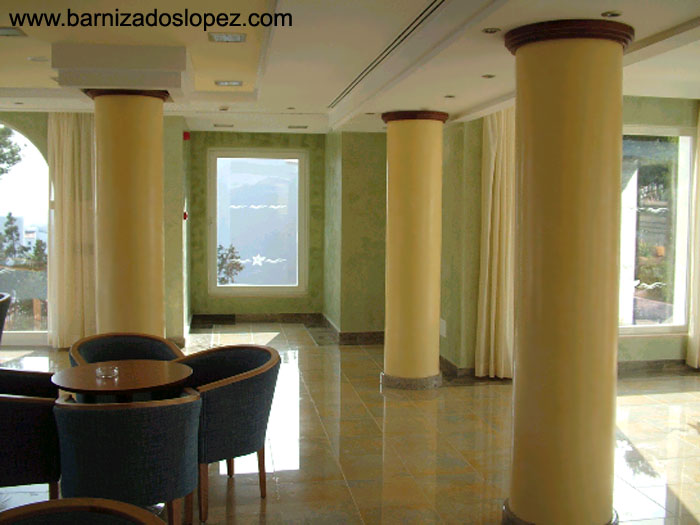 Mobiliario de madera de un hotel, lacado y barnizado